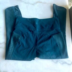 Athleta capri yoga leggings tights, M medium, teal on teal pattern